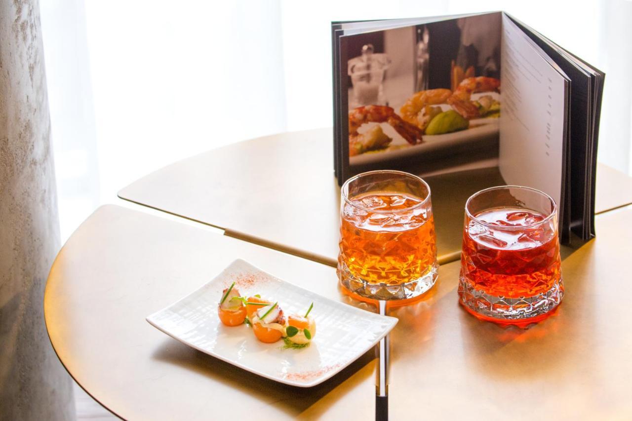 Maritim Hotel Plaza Tirana Eksteriør billede A cocktail book