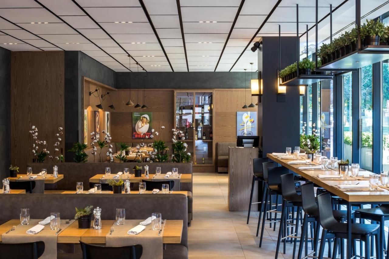 Maritim Hotel Plaza Tirana Eksteriør billede Restaurant in the Swiss pavilion