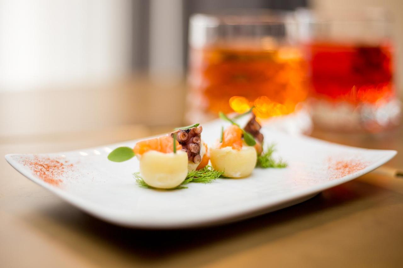 Maritim Hotel Plaza Tirana Eksteriør billede A plate of canapés