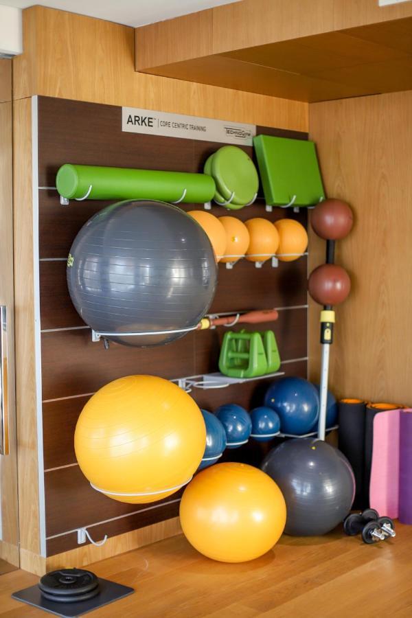 Maritim Hotel Plaza Tirana Eksteriør billede A variety of exercise balls