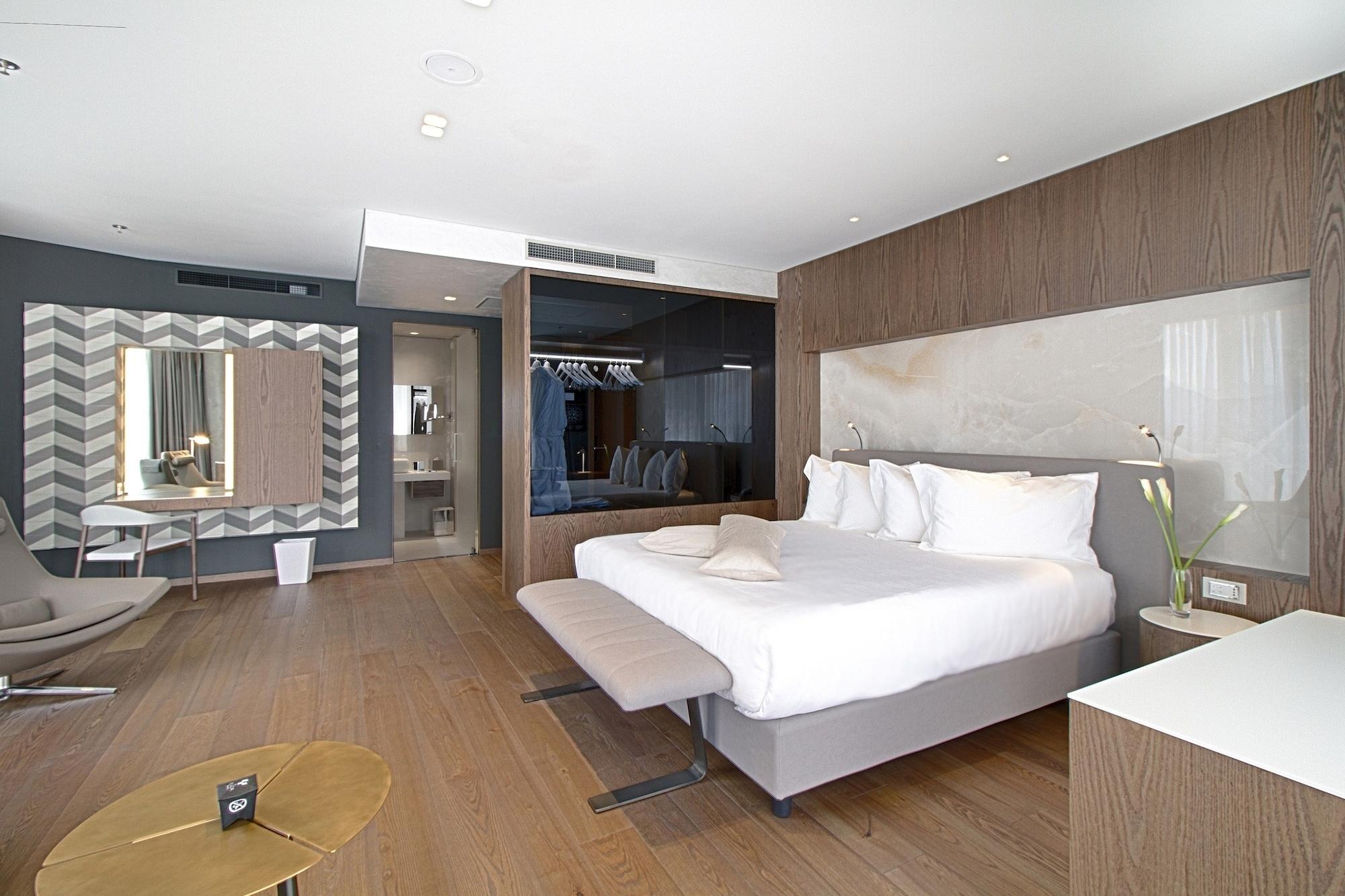 Maritim Hotel Plaza Tirana Eksteriør billede A suite at the hotel