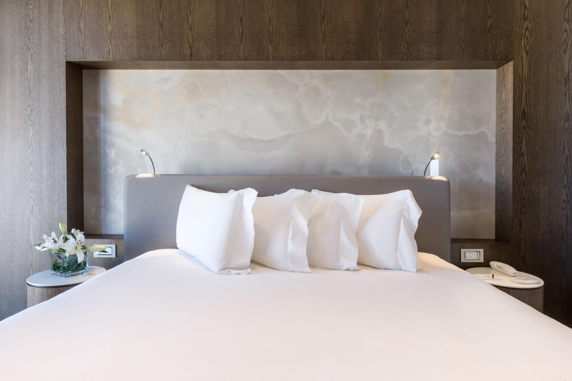 Maritim Hotel Plaza Tirana Eksteriør billede A bedroom at the hotel