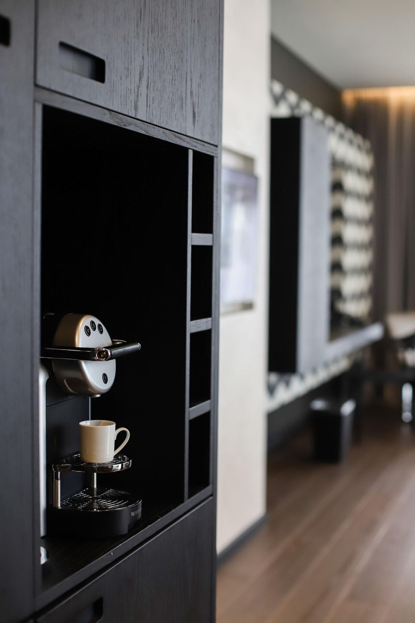 Maritim Hotel Plaza Tirana Eksteriør billede A Nespresso machine
