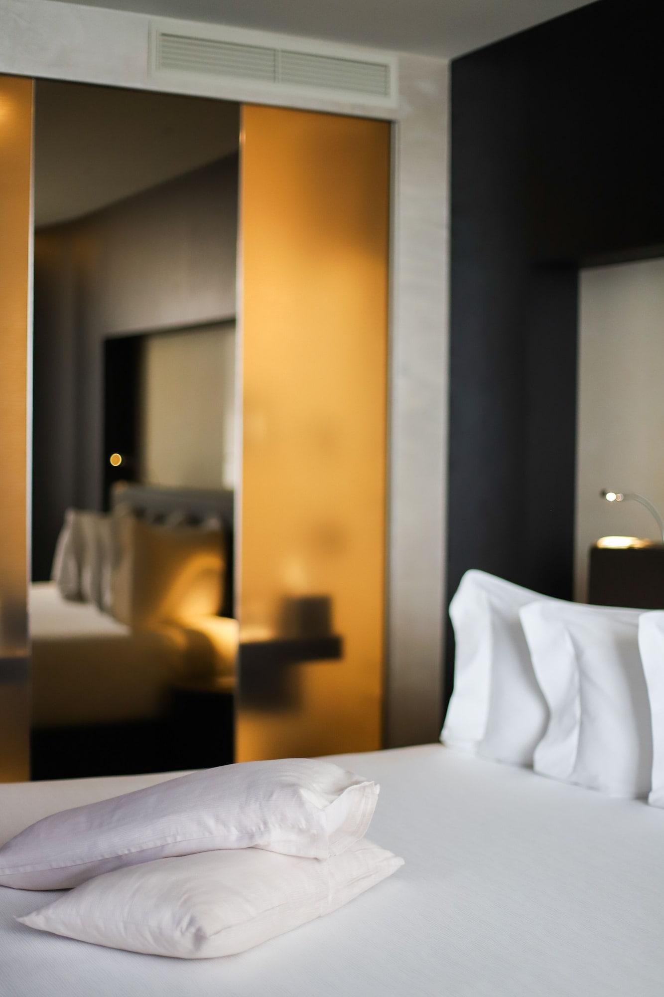 Maritim Hotel Plaza Tirana Eksteriør billede A room at the hotel