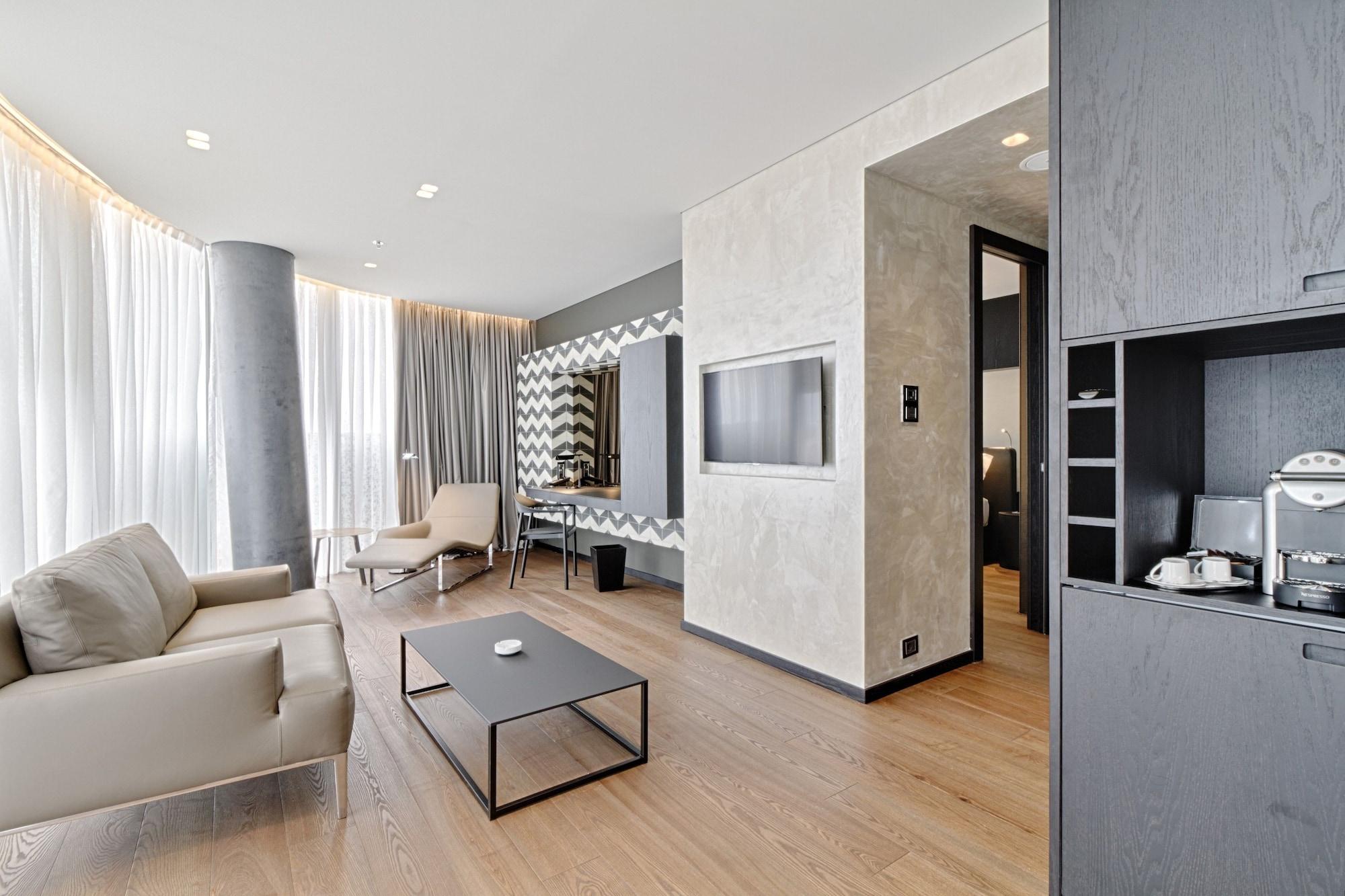Maritim Hotel Plaza Tirana Eksteriør billede Suite