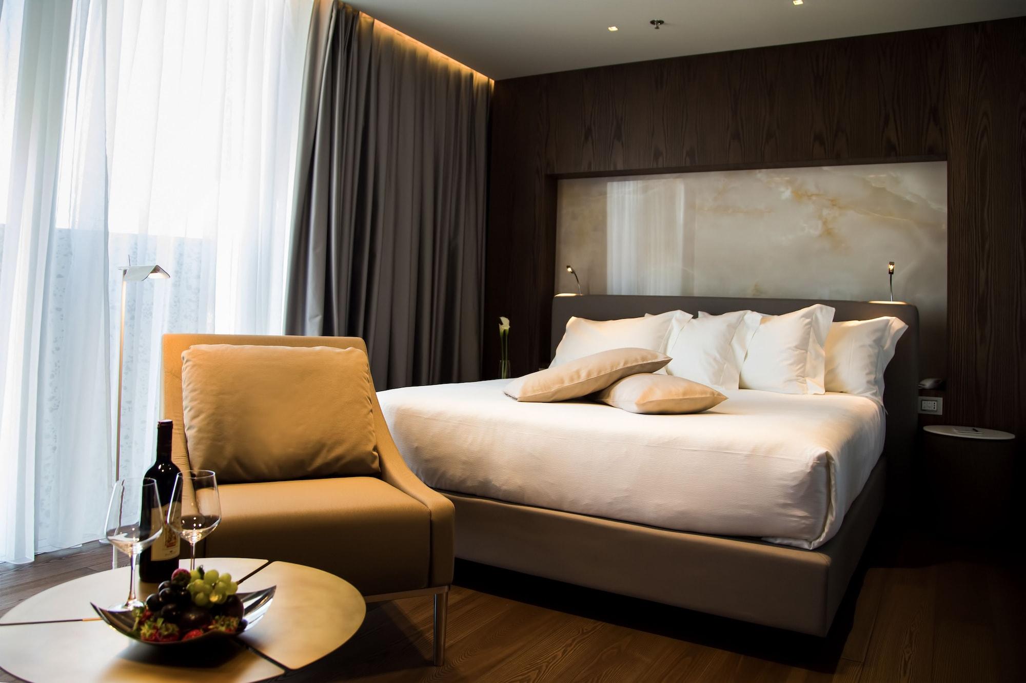 Maritim Hotel Plaza Tirana Eksteriør billede Deluxe room