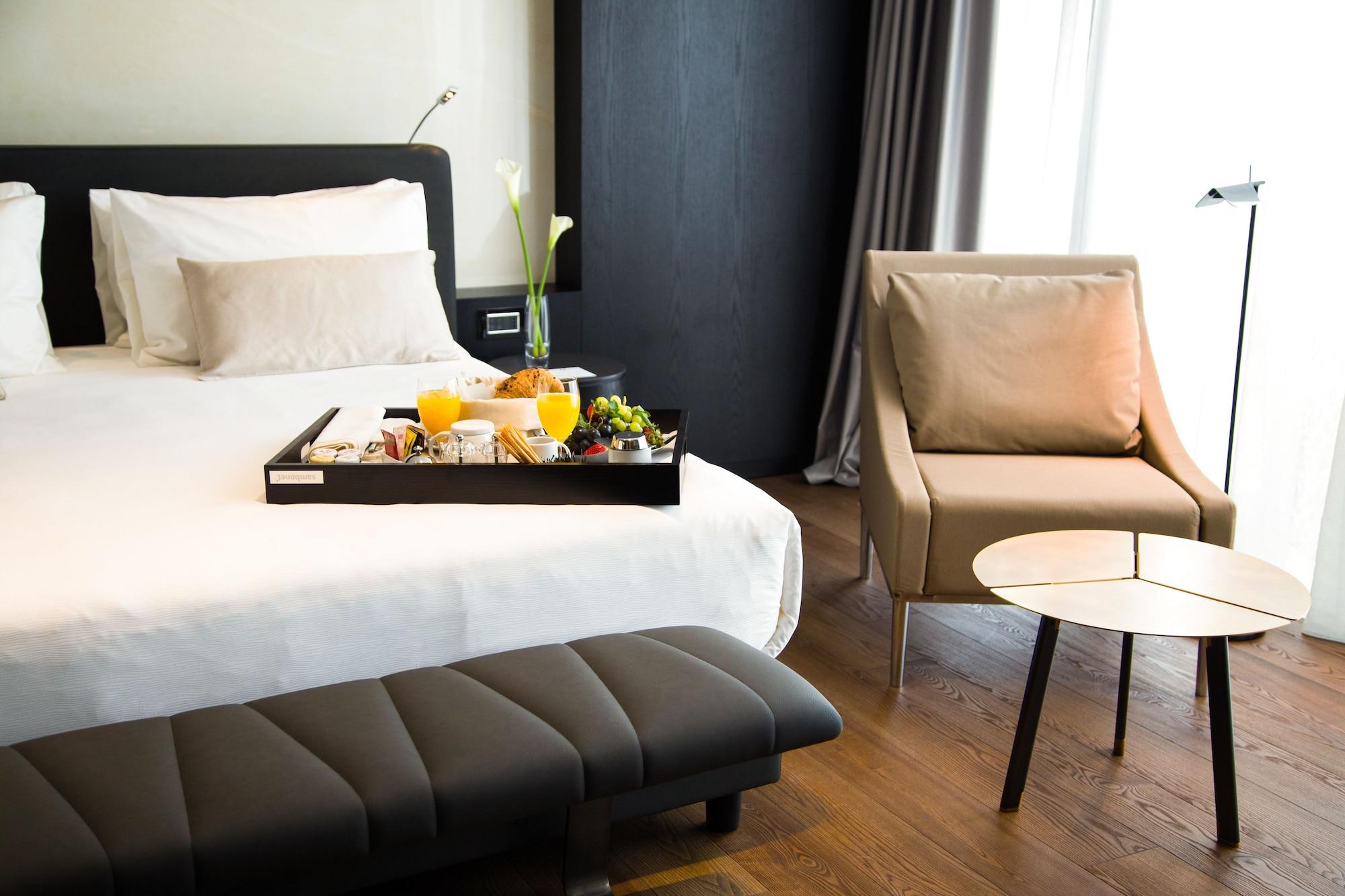 Maritim Hotel Plaza Tirana Eksteriør billede A room at the hotel