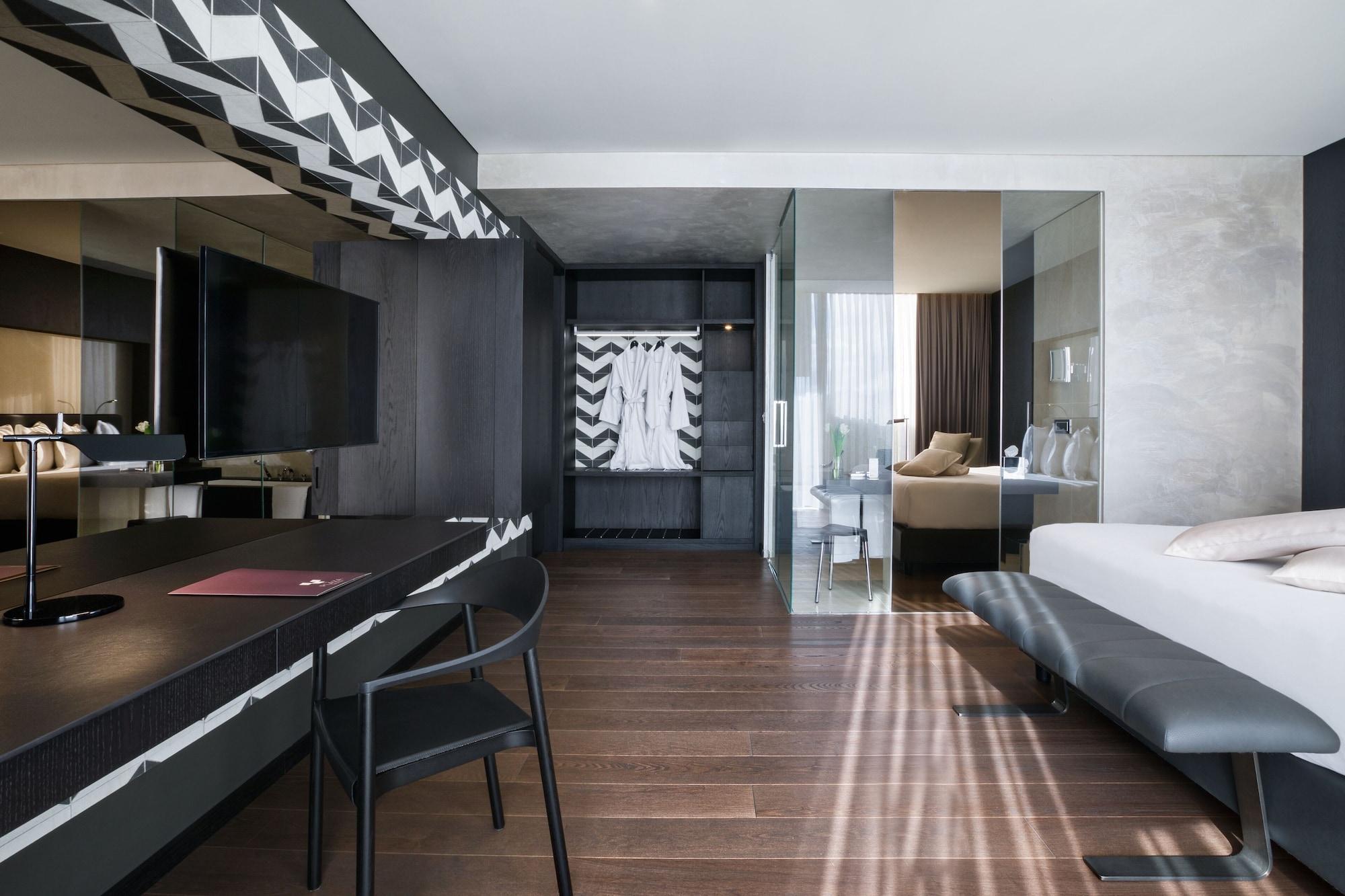 Maritim Hotel Plaza Tirana Eksteriør billede A room at the hotel