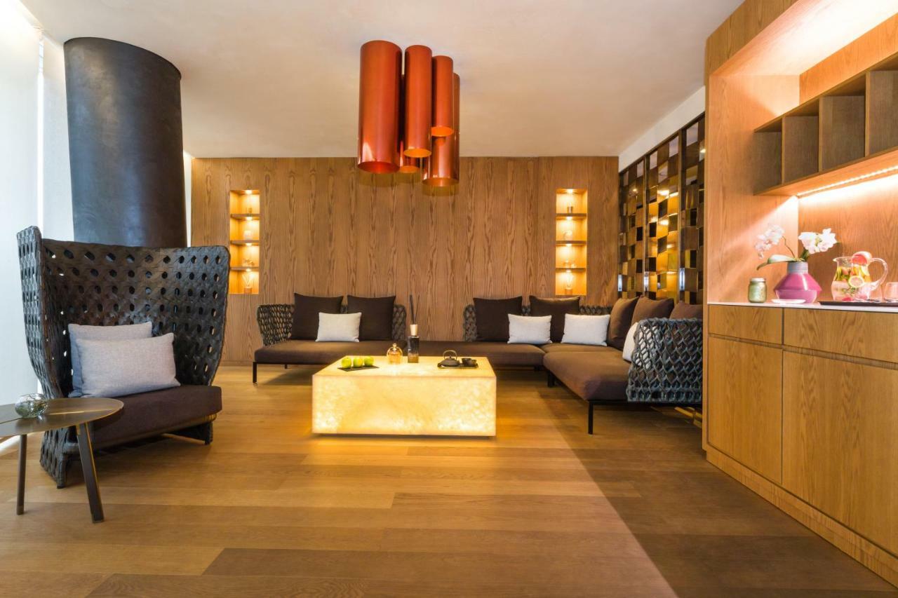 Maritim Hotel Plaza Tirana Eksteriør billede The lounge at the airport