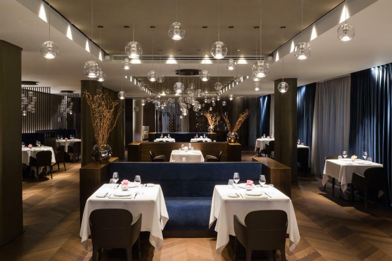 Maritim Hotel Plaza Tirana Eksteriør billede Restaurant Langan's Hut