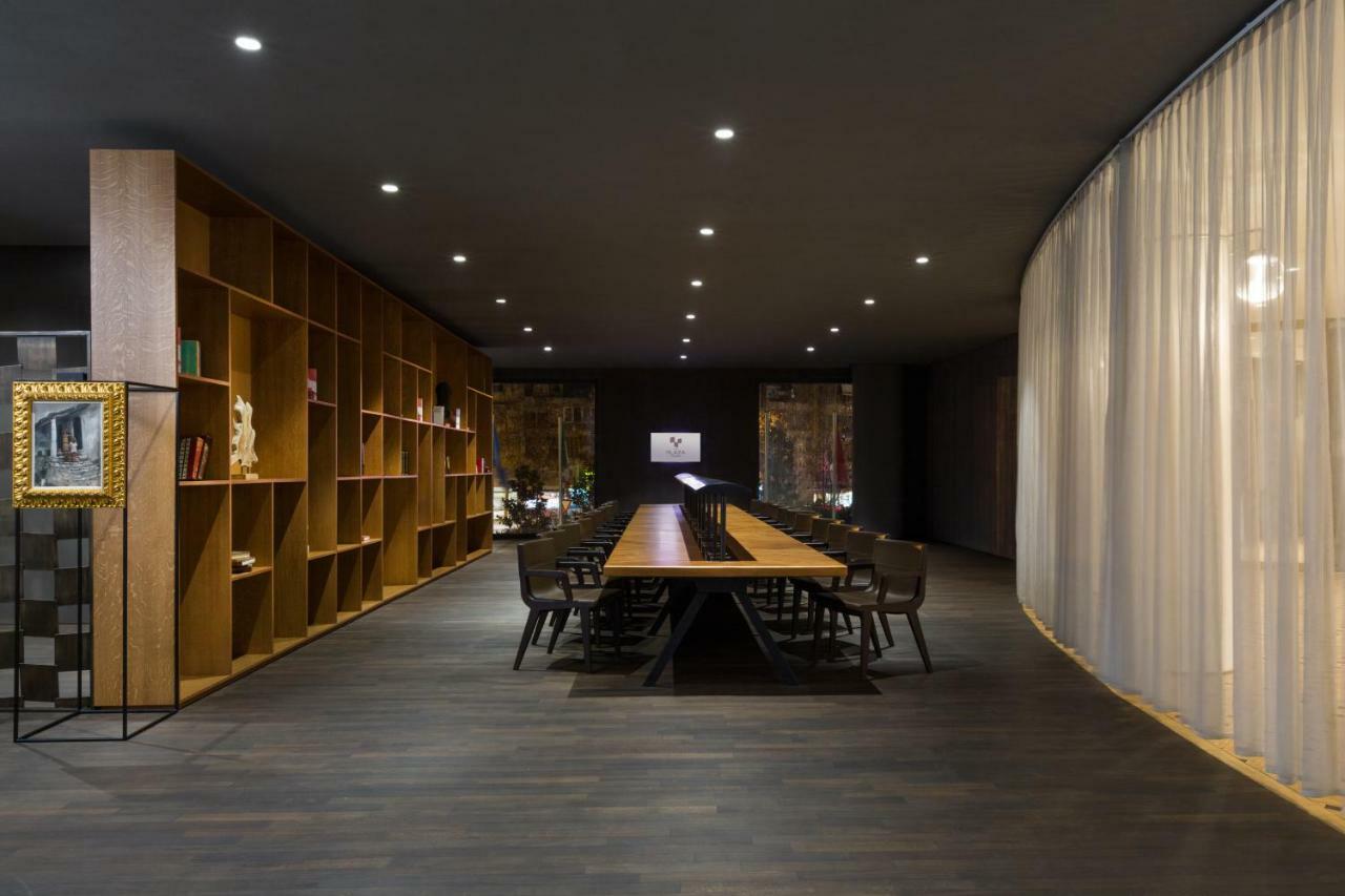 Maritim Hotel Plaza Tirana Eksteriør billede Library
